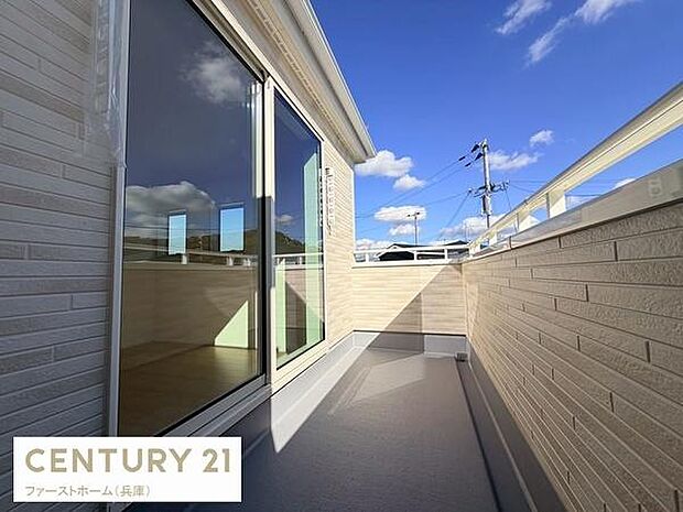 開放感のあるバルコニーが魅力です。心地よい陽射しがたっぷり入り住空間にゆとりを与えます。広さを感じるデザインが印象的です。ガラス手すりが空間をより明るく見せています。室内とのつながりもスムーズです。