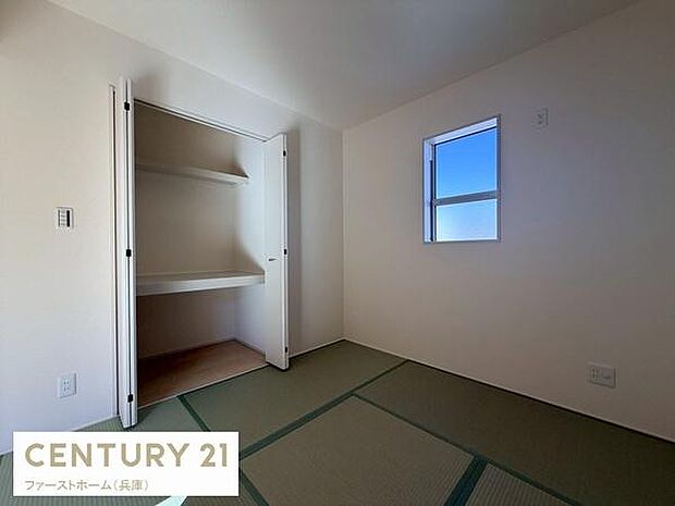 シンプルな内装で落ち着いた雰囲気の和室です。収納スペースがありすっきりとした印象です。窓から自然光が差し込み快適に過ごせます。畳の風合いがやさしい空間を演出しています。