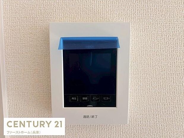 シンプルでスタイリッシュなデザインのモニター付きインターホンです。壁面にすっきりと収まり操作ボタンも分かりやすい配置です。日々の生活に安心をプラスしてくれます。見やすい画面が特徴的です。