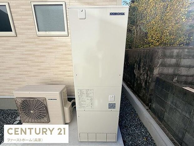 屋外に設置された給湯器とエアコンの室外機が確認できます。メンテナンス性にも配慮された設置スペースです。外壁や周囲も清潔に保たれています。機器がまとまった配置で見た目もすっきりしています。