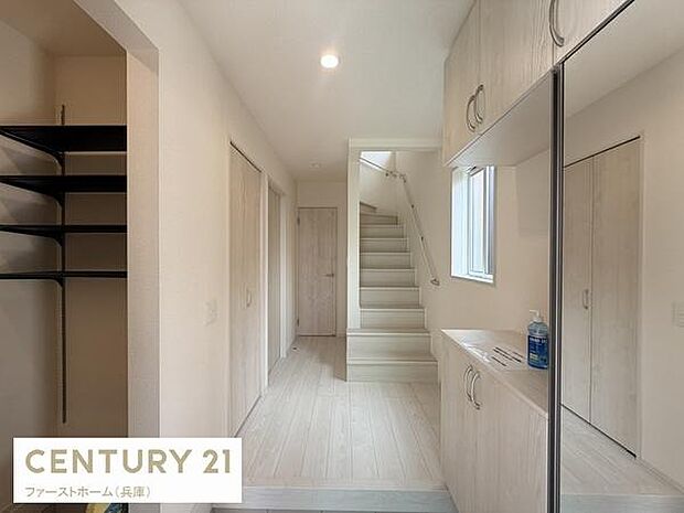 明るい玄関スペースが広がり清潔感のある内装が印象的です。収納も豊富で使い勝手のよい設計です。大きな鏡付きでお出かけ前の身だしなみチェックにも便利です。階段への動線もスムーズな配置です。