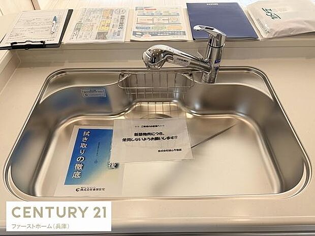 シンプルで機能的なキッチンのシンクです。広々とした作業スペースが確保されています。水まわりが清潔に保たれています。使い勝手の良い蛇口も設置されています。まとまりのあるデザインです。