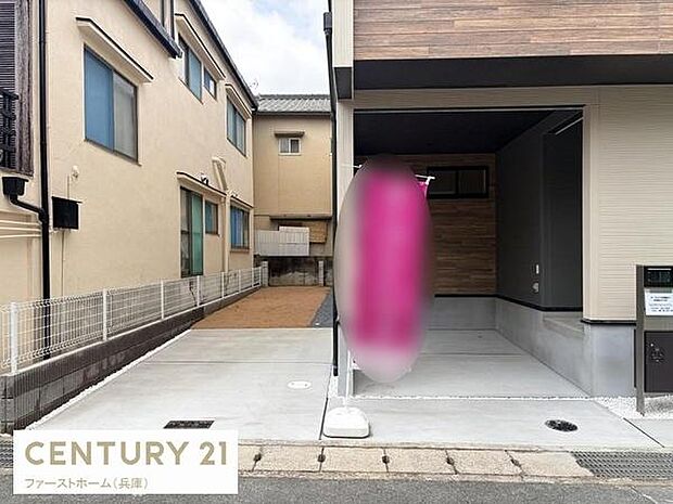 敷地内にゆとりのある駐車スペースが用意されています。車の出し入れがしやすい配置です。コンクリート舗装が施されお手入れも簡単です。車両の保管にも役立ちます。エントランスまでの動線もスムーズです。