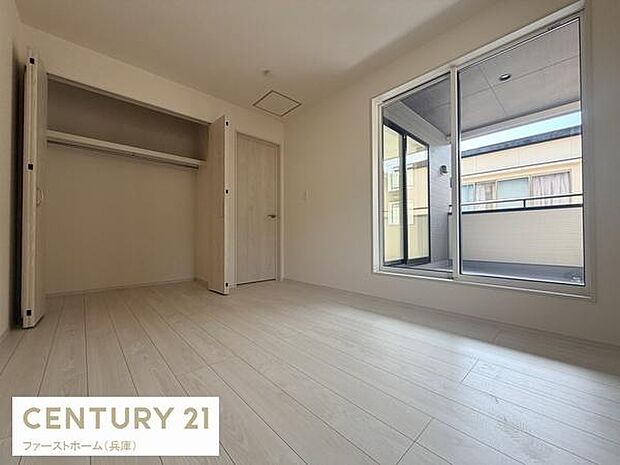 洋室は明るい色調の床材が使用され室内全体が広く感じられます。収納スペースも備わっておりすっきりとした空間が特徴です。大きな窓からは自然光がたっぷり入るので日中も室内が明るい状態を保ちます。