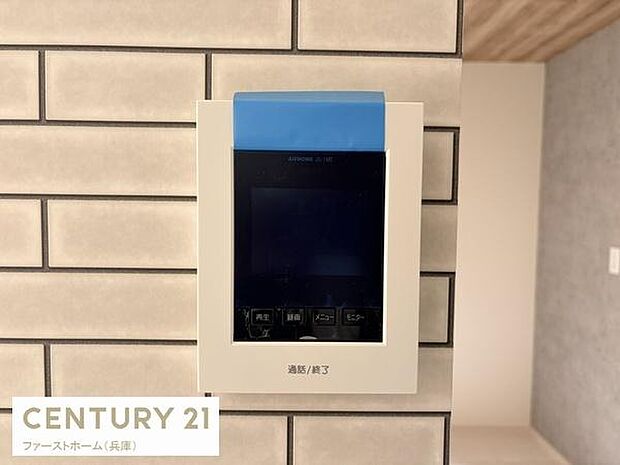 スタイリッシュなタイル壁に設置されたインターホンが空間に調和しています。スイッチ類もすっきりと配置されており使いやすさが考慮されたデザインです。モニター付きで来客対応がスムーズに行えます。