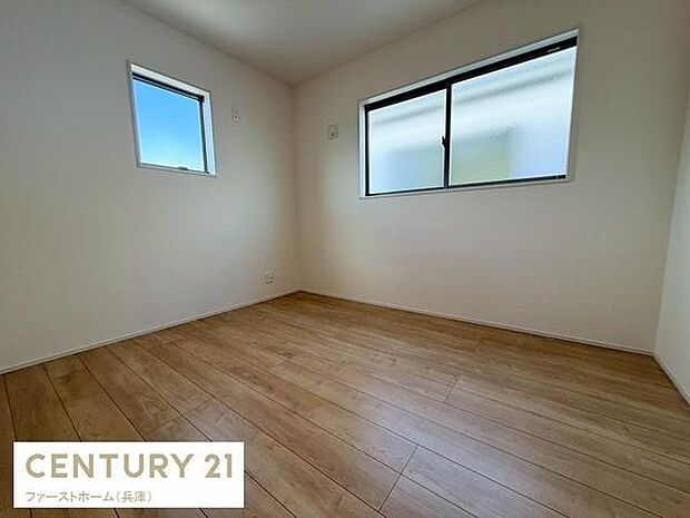 二面採光で室内がしっかり明るいお部屋です。落ち着いた色合いのフローリングでどんな家具も合わせやすい空間です。無駄のないシンプルなレイアウトが特徴です。コンセントの位置も使いやすさに配慮されています。