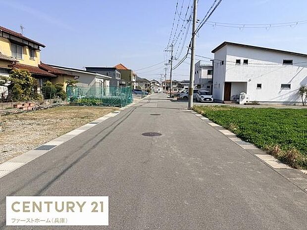 現地前面道路は幅員があり車の出入りがしやすい環境です。周辺は住宅が整然と並び落ち着いた雰囲気が感じられます。舗装された道路は歩行や自転車の利用にも便利です。