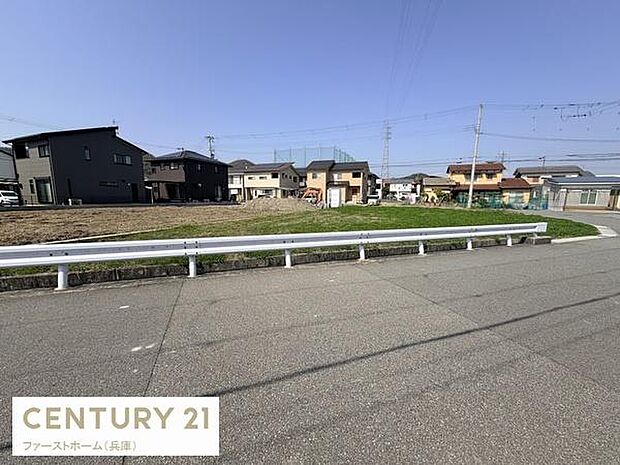 現地前面道路は幅員があり車の出入りがしやすい環境です。周辺は住宅が整然と並び落ち着いた雰囲気が感じられます。舗装された道路は歩行や自転車の利用にも便利です。