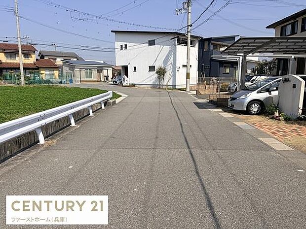 現地前面道路は幅員があり車の出入りがしやすい環境です。周辺は住宅が整然と並び落ち着いた雰囲気が感じられます。舗装された道路は歩行や自転車の利用にも便利です。