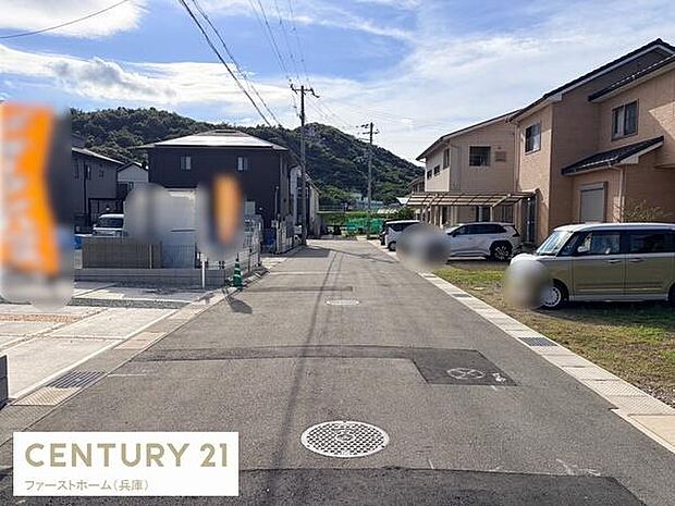 前面道路がゆったりとしており車の出し入れもスムーズに行えます。周囲には緑も感じられ開放感のあるロケーションです。住宅街の一角に位置しており整備された道路が印象的です。