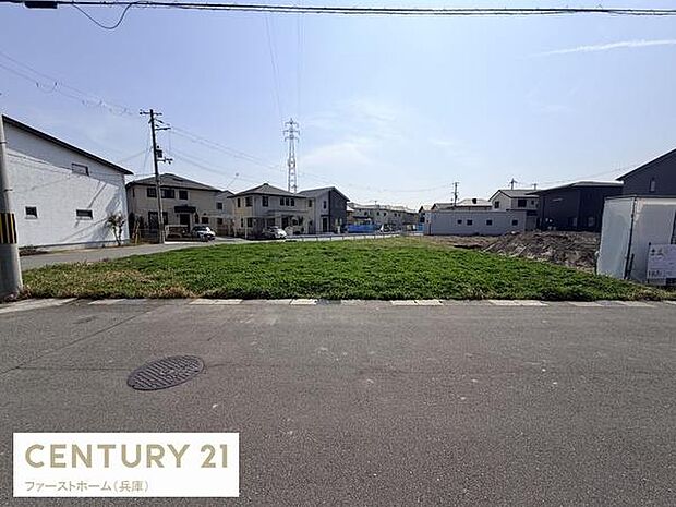 日当たりが期待できる立地の宅地です。前面道路に面しておりアクセスしやすい形状が特徴です。周囲は落ち着いた住宅街です。