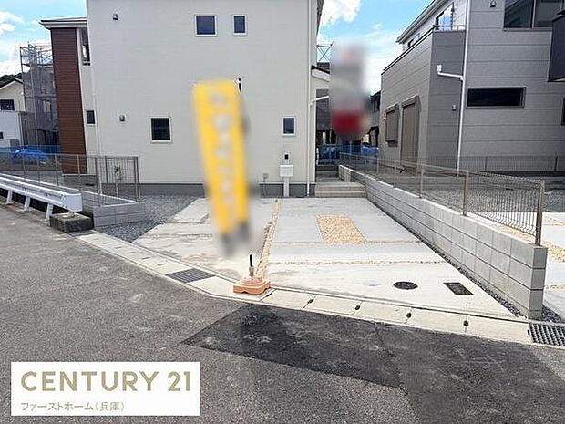ゆとりあるスペースの駐車場です。道路からの出入りがしやすく車の駐車も安心です。きれいに整備された舗装で日々快適にご利用いただけます。敷地内での車の管理もしやすい点も魅力です。