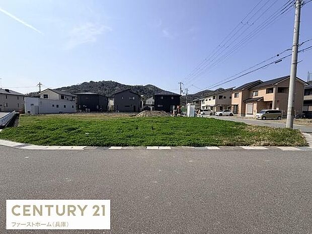 周辺には住宅が立ち並び落ち着いた雰囲気が広がっています。各種ライフラインの設備も整った場所です。日当たりを確保しやすい立地となっています。