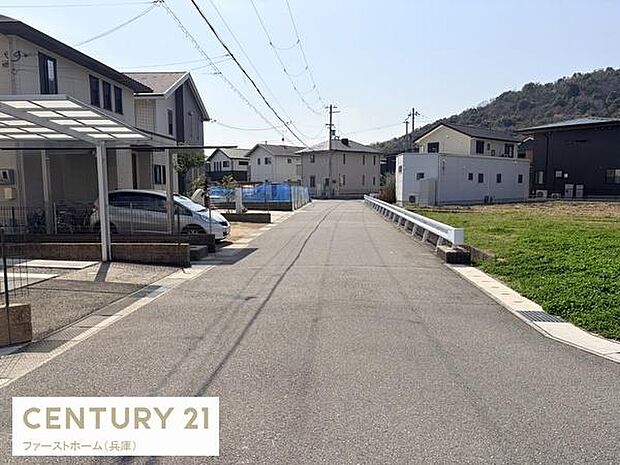 整った前面道路が印象的な現地写真です。幅員がしっかり確保されており車の出入りも安心です。周囲も住宅街で落ち着いた雰囲気です。道路沿いの敷地なのでアクセスも良好です。陽当たりも確保されやすい環境です。