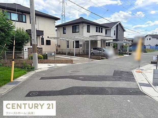 前面道路が広々としており車の出入りがしやすい環境です。周辺は住宅が整然と並んでおり落ち着いた雰囲気です。舗装もしっかりされていて安心してご利用いただけます。視界も開けており見通しの良い立地です。