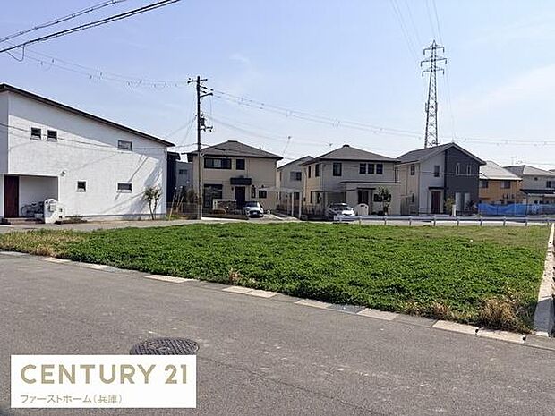 周辺には住宅が立ち並び落ち着いた雰囲気が広がっています。各種ライフラインの設備も整った場所です。日当たりを確保しやすい立地となっています。