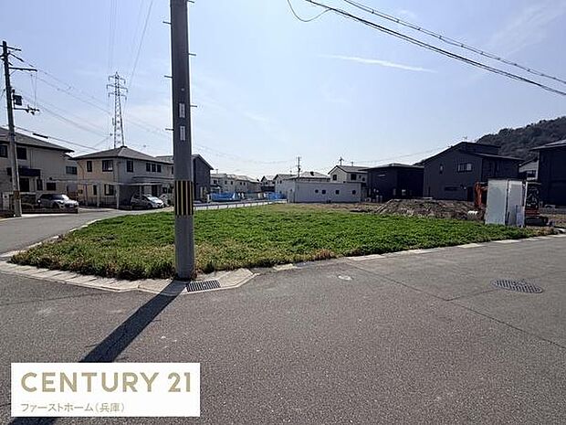 周辺には住宅が立ち並び落ち着いた雰囲気が広がっています。各種ライフラインの設備も整った場所です。日当たりを確保しやすい立地となっています。