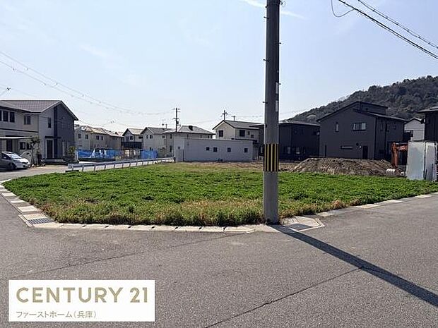 周辺は落ち着いた住宅街となっております。前面道路も広く車の出入りもスムーズに行えます。