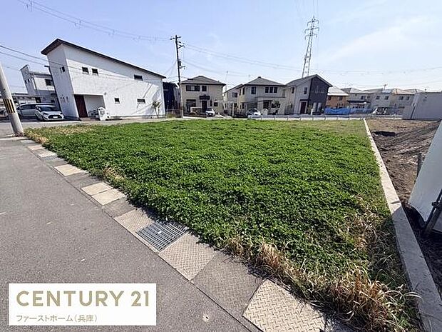閑静な住宅街に位置する土地です。周囲には新しい戸建て住宅が立ち並び落ち着いた雰囲気が広がっています。道路幅が広く車の出入りもスムーズです。
