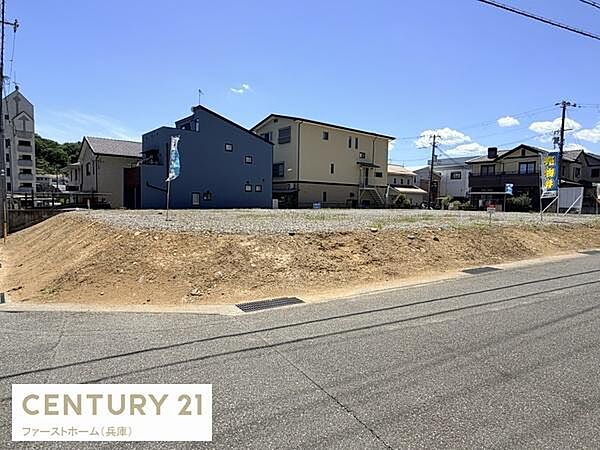 現地土地写真の通り広々とした土地が確保されています。周辺に住宅もあり落ち着いた街並みが広がっています。前面道路も整備されているためアクセスも便利です。日当たりをしっかり感じられる立地です。