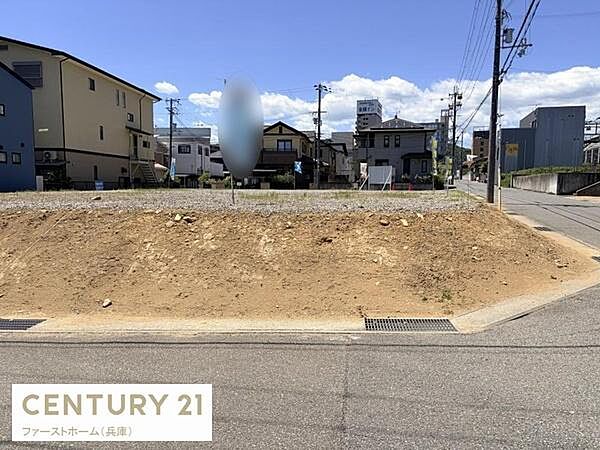 現地土地写真の通り落ち着いた住宅街に位置しています。道路に面しており車の出入りもスムーズに行えます。周辺は建物が整然と立ち並び日当たりにも配慮されています。現況が確認しやすい土地です。