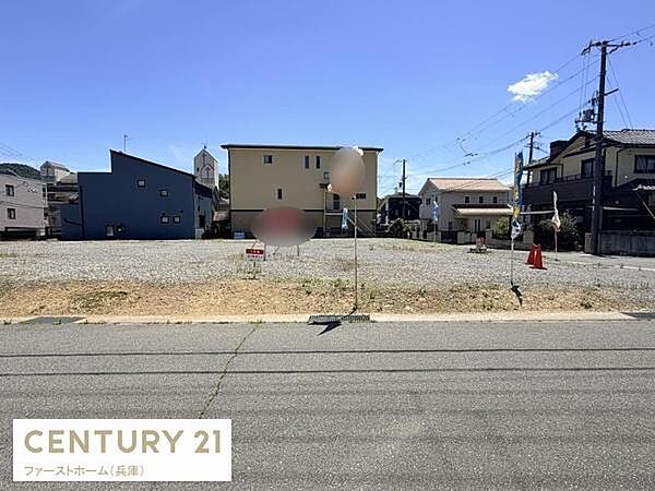 現地土地写真では周囲に住宅が立ち並ぶエリアの一画で整った地形が特徴です。道路に面しているため出入りもスムーズです。空が広く感じられる環境で日当たりも良好です。