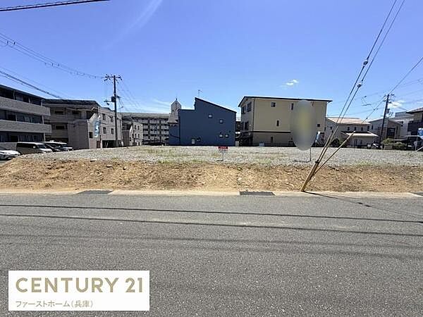 南向きで日当たりが期待できる現地土地写真です。前面道路との高低差が少なく車の出し入れもスムーズに感じられます。周辺には住宅が立ち並び落ち着いた雰囲気が伝わります。建築のプランも検討しやすい整形地です。