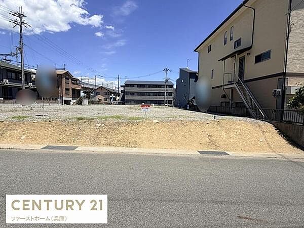 日当たりの良い現地土地写真です。周辺には住宅が並んでおり生活環境をイメージしやすい立地です。道路に面しているため車の出入りもスムーズにできます。建築プランも立てやすい平坦な敷地が特長です。