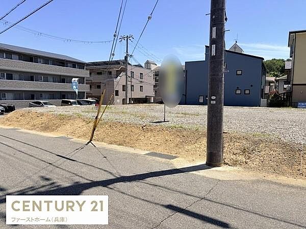 周辺は落ち着いた雰囲気の住宅街で整形地が広がっています。道路に面しており車の出入りもスムーズです。整地された土地なのでさまざまな活用が期待できます。建物の建築にも適した印象です。