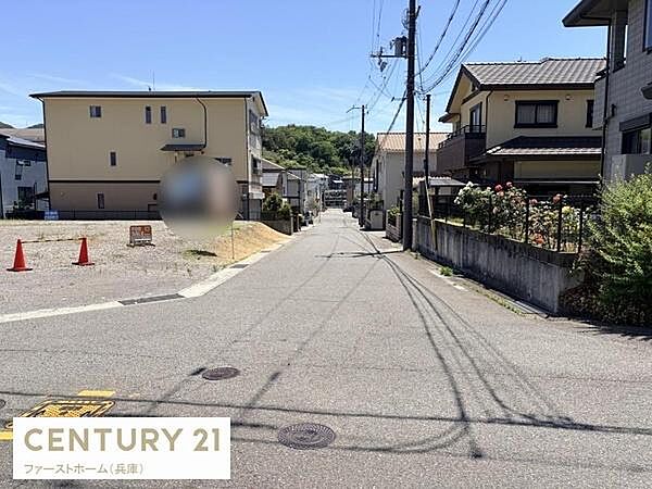 前面道路は幅員もしっかり確保されております。周辺には住宅が整然と並ぶ落ち着いた環境です。道路はフラットで車の出入りもスムーズに行えます。空が広く日当たりを感じる通りです。