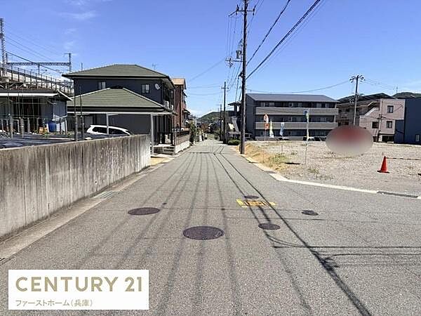 前面道路は広々としており車の出入りもスムーズに行えます。周囲には住宅や建物が整然と並び視界もすっきりとしています。道路の舗装状態も良好で歩道や電柱の整備も確認できます。日当たりの良い現地です。