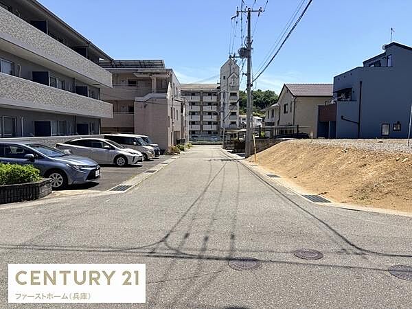 前面道路は幅広く車の出入りがしやすい環境です。周囲は整備された住宅地が広がっています。道路沿いには駐車スペースも充実しています。周辺に高い建物が多く陽当たりも確保されています。