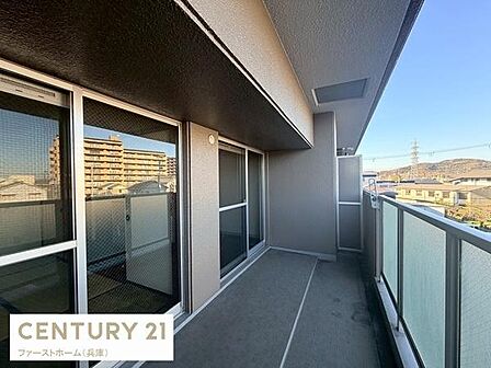 広々としたバルコニーが印象的です。ガラス手すりから光が入り室内も明るい雰囲気になります。高層階の景色を楽しめます。屋根付きで雨天時も安心です。多用途に使える余裕あるスペースです。