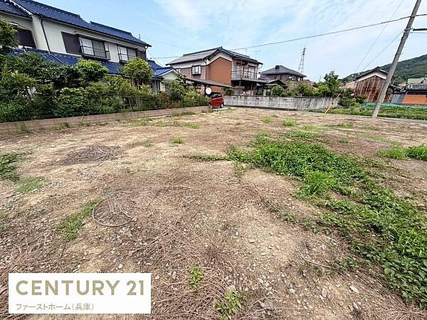住宅街に位置し落ち着いた環境が望める現地土地写真です。整形地で使い勝手が良く陽当たりも感じられます。周囲に住宅が並ぶため安心感のあるエリアです。平坦な地勢となっております。