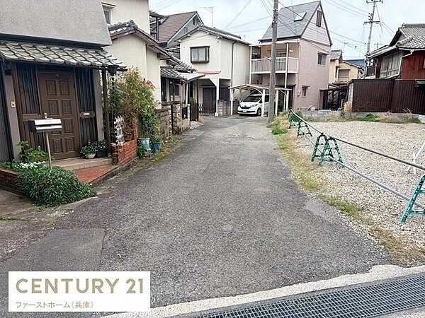 前面道路は舗装されており車の出入りがしやすい環境です。落ち着いた住宅街の中に位置しており周辺の建物も整っています。両側には住宅が並び生活のしやすさが感じられる場所です。