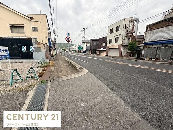 周辺には落ち着いた雰囲気の建物が並び前面道路は幅員も十分です。歩道も設けられており安心して歩行できます。車両の通行もスムーズで交通アクセスに便利なロケーションです。