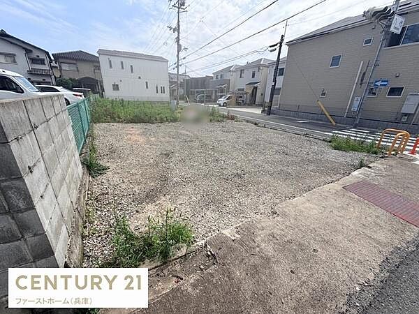 現地土地写真です。道路に面しておりアクセスの良さが感じられます。周囲は住宅が立ち並び落ち着いた雰囲気に包まれています。敷地内は整地されており使い勝手の良さが伺えます。