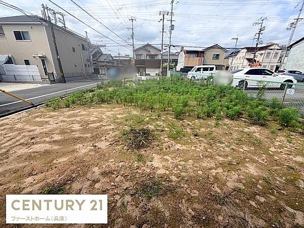 前面道路が広く車の出し入れがしやすい現地土地写真です。住宅街の一角に位置しており周囲には整然とした住環境が広がっています。ゆったりとした区画で各種プランに対応しやすい敷地です。