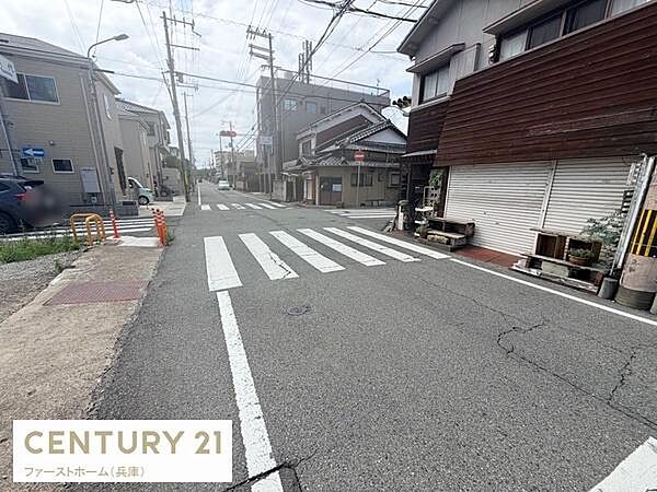 現地からの眺望は周囲の通りや建物もしっかりとご確認いただけます。道路幅も十分にあり開放感が感じられる環境です。前面道路の見通しも良く日当たりも期待できます。