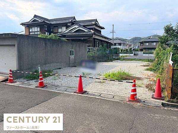 住宅街の一角に位置する現地土地写真です。道路に面しており車の出入りもスムーズです。周囲には落ち着いた雰囲気の住環境が広がっています。建築条件等は現地でご確認いただけます。お問合せはお気軽にどうぞ。