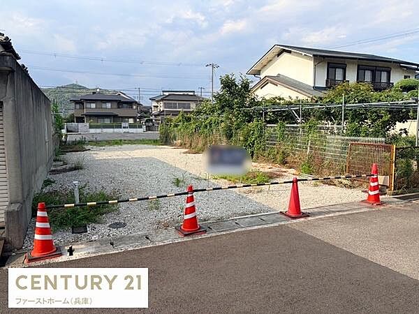 前面道路に面した整形地です。周辺は落ち着いた住宅街となっています。敷地は広々としており様々な利用ができます。交通アクセスも良好な立地です。建築プランのご相談も可能です。