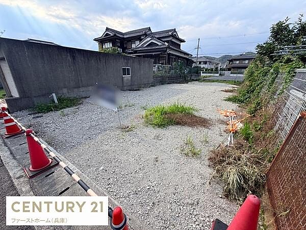現地土地写真です。広々とした敷地で整地されており使い勝手が良さそうです。周囲は落ち着いた住宅地の環境が特徴です。前面道路までのアクセスも便利です。