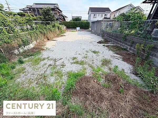 現地土地写真の通り周囲には塀や植栽が設けられており落ち着いた環境が整っています。平坦な地形が特徴で建築の計画も進めやすいです。敷地内は広さもありゆとりを感じられます。