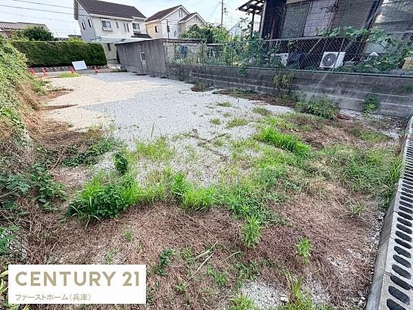 現地土地写真からは平坦な敷地が広がっている様子がうかがえます。周囲は落ち着いた住宅街に位置しており建築計画が立てやすい整った形状です。