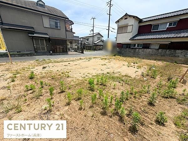 周辺に住宅が立ち並ぶ一画に位置する現地土地写真です。太陽光が差し込んでおり日照条件が良好です。前面道路も広めで車の出入りもスムーズです。お好きな設計プランで建築が可能です。