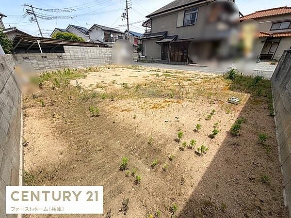 現地土地写真では整った形状が魅力の敷地が広がっています。周囲はブロック塀で囲まれており独立性を感じられます。採光が十分に確保されている印象です。ゆとりあるスペースが特徴です。