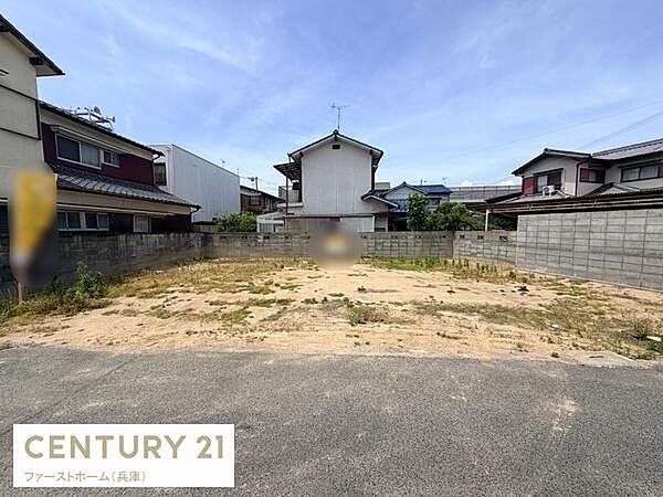 整形地で建築の自由度が高く周囲は落ち着いた住環境です。道路に面しており車の出入りがしやすい立地です。隣接地は低層住宅で日当たりも確保されています。建物計画を立てやすい現地土地写真です。