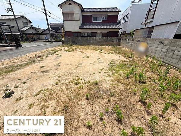 広々とした敷地が特徴の現地土地写真です。前面道路に面しており開放感があります。住宅が建ち並ぶ静かな環境に位置しています。建築プランの自由度が高い土地です。現地の様子をぜひご確認ください。