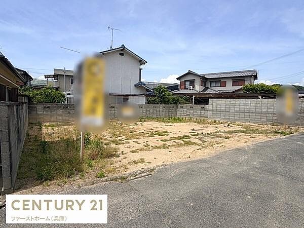 日当たりの良い開放的な現地土地写真です。周囲は住宅が立ち並び落ち着いた雰囲気です。道路に面しており車の出し入れがしやすい区画です。整形地で使い勝手の良い土地となっています。