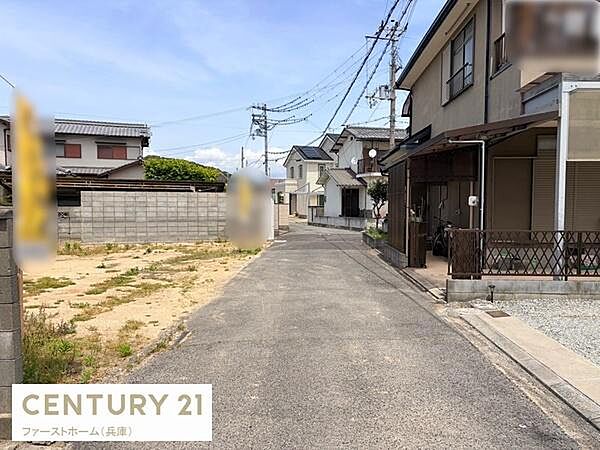 現地前面道路は舗装されており周辺は住宅が建ち並ぶ落ち着いた環境です。道路幅にもゆとりが感じられ車両の出入りもスムーズに行えます。周囲には塀やフェンスが整備されており安心感があります。